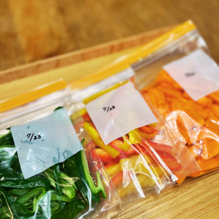 自分でカットした野菜をジップロックにいれたもの