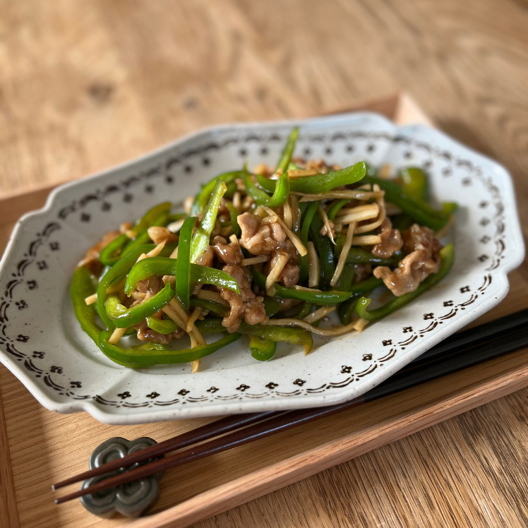 アジアンテイストのお皿に盛った、ピーマンと豚肉の青椒肉絲