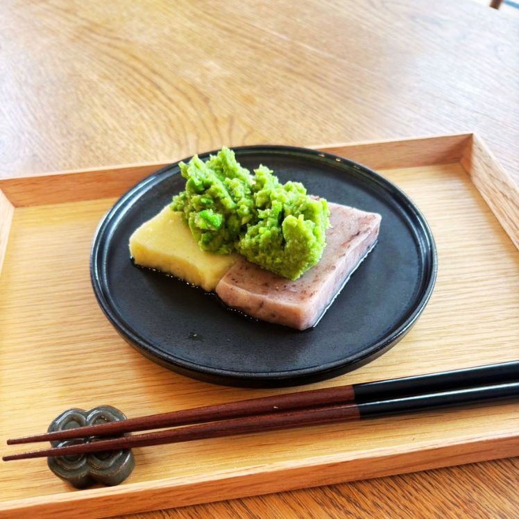 黒いお皿にのせた、手作りのずんだ餅
