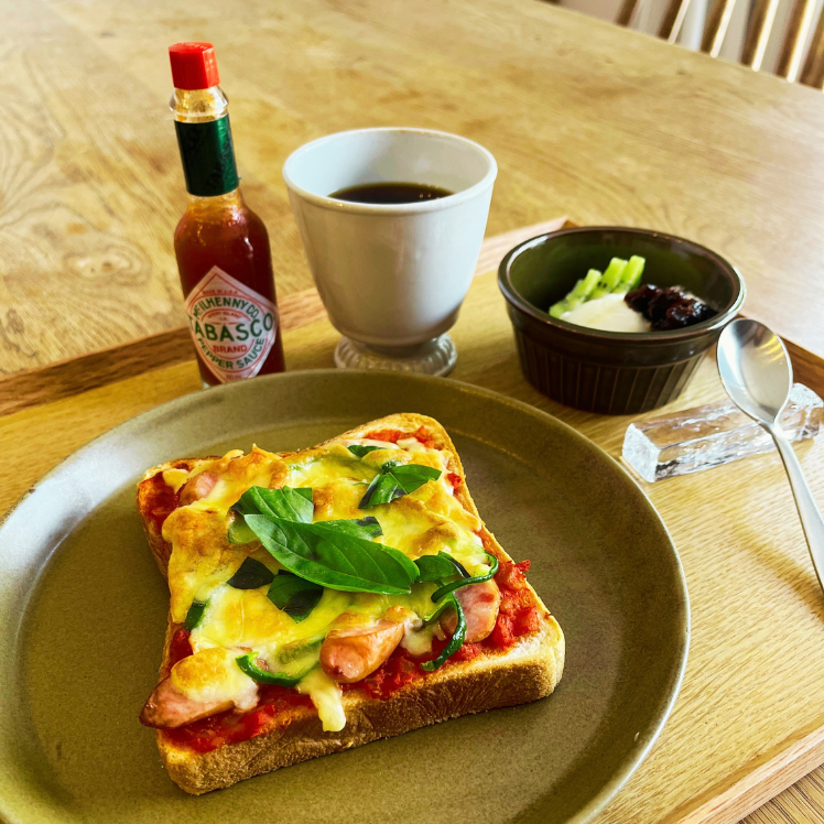 手作りピザソースをのせたピザトースト